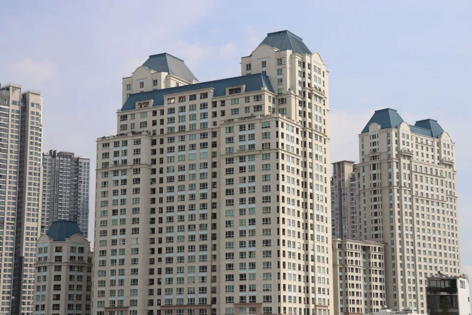 Nhà cũ, tường ẩm và bố trí chật — trước
