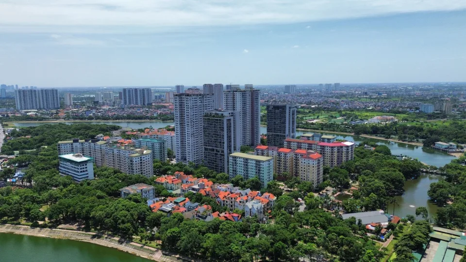 Nhà cũ, tường ẩm và bố trí chật — sau khi sửa